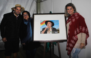 Jaime, Liége e Sabrina Ferreira com a foto de Airton