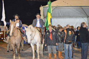 Prefeito e tradicionalistas na abertura